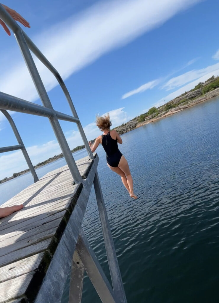 Artikkelforfatteren i lufta fra høyeste platå i stupetårnet.