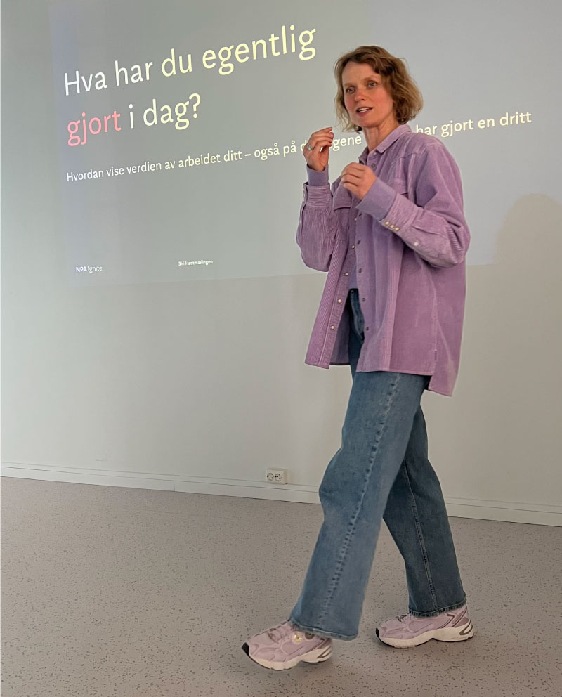 Siri holder foredrag om produktivitet for et designbyrå i Oslo.